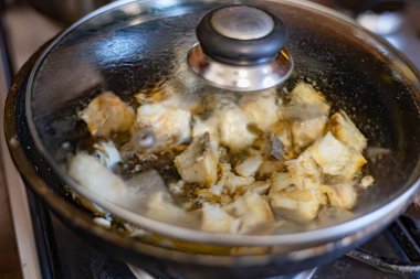 Balık kızartma tavasında kızartılıyor.