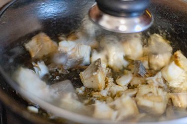 Balık kızartma tavasında kızartılıyor.