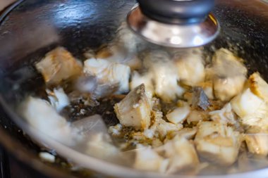 Balık kızartma tavasında kızartılıyor.