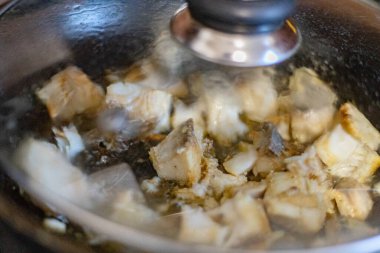 Balık kızartma tavasında kızartılıyor.