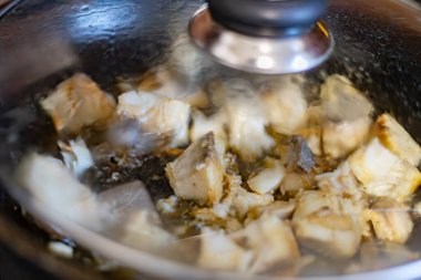 Balık kızartma tavasında kızartılıyor.