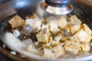 Balık kızartma tavasında kızartılıyor.