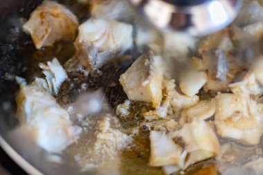 Balık kızartma tavasında kızartılıyor.