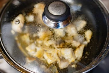 Balık kızartma tavasında kızartılıyor.