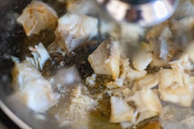 Balık kızartma tavasında kızartılıyor.