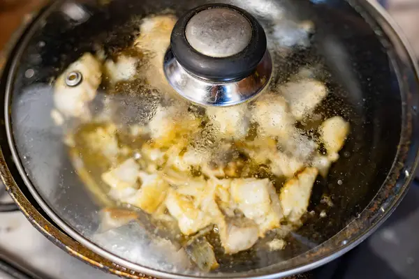 Balık kızartma tavasında kızartılıyor.