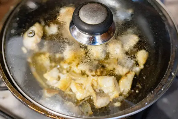 Balık kızartma tavasında kızartılıyor.