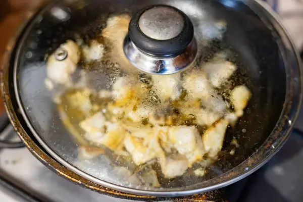 Balık kızartma tavasında kızartılıyor.