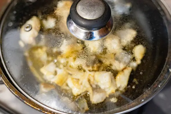 Balık kızartma tavasında kızartılıyor.