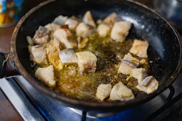 Balık kızartma tavasında kızartılıyor.