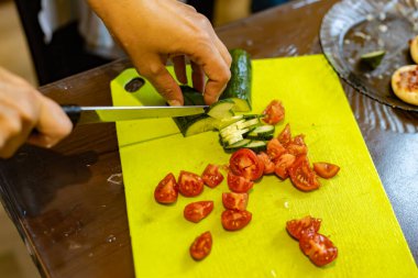 Salata için salatalık ve domates dilimliyorum.