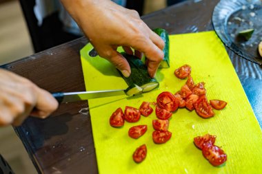 Salata için salatalık ve domates dilimliyorum.