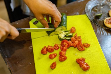 Salata için salatalık ve domates dilimliyorum.