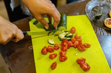 Salata için salatalık ve domates dilimliyorum.