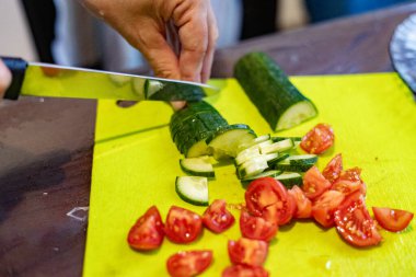 Salata için salatalık ve domates dilimliyorum.