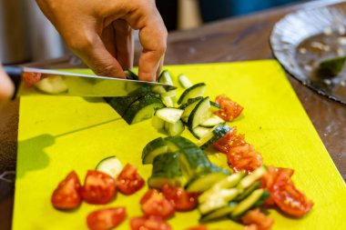 Salata için salatalık ve domates dilimliyorum.