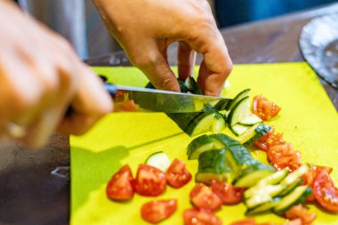 Salata için salatalık ve domates dilimliyorum.