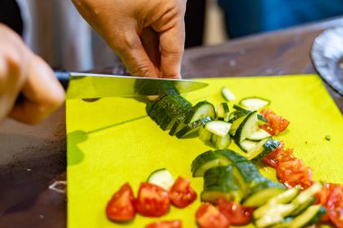 Salata için salatalık ve domates dilimliyorum.