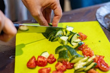 Salata için salatalık ve domates dilimliyorum.