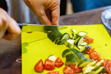 Salata için salatalık ve domates dilimliyorum.