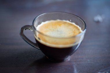 Bir fincan kahvenin üzerine köpük koy.