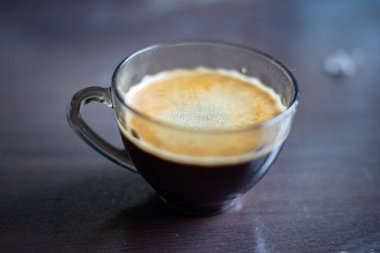 Bir fincan kahvenin üzerine köpük koy.