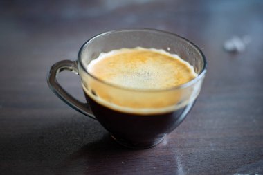 Bir fincan kahvenin üzerine köpük koy.