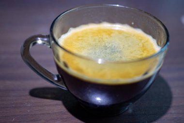 Bir fincan kahvenin üzerine köpük koy.