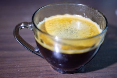 Bir fincan kahvenin üzerine köpük koy.