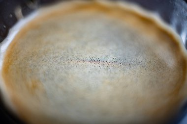 Bir fincan kahvenin üzerine köpük koy.