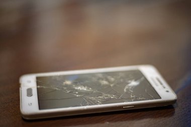 Cep telefonunda kırık cam var. Yakın plan.