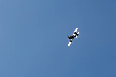 Uçak yerden alçaktan dönüyor. İkinci Dünya Savaşı muharebelerinin yeniden inşası