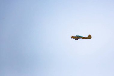 Uçak yerden alçaktan dönüyor. İkinci Dünya Savaşı muharebelerinin yeniden inşası