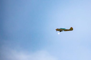 Uçak yerden alçaktan dönüyor. İkinci Dünya Savaşı muharebelerinin yeniden inşası