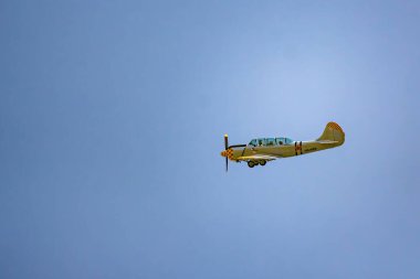 Uçak yerden alçaktan dönüyor. İkinci Dünya Savaşı muharebelerinin yeniden inşası