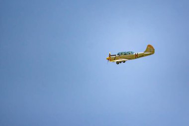 Uçak yerden alçaktan dönüyor. İkinci Dünya Savaşı muharebelerinin yeniden inşası
