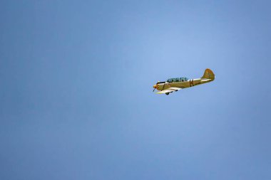 Uçak yerden alçaktan dönüyor. İkinci Dünya Savaşı muharebelerinin yeniden inşası