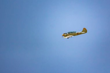 Uçak yerden alçaktan dönüyor. İkinci Dünya Savaşı muharebelerinin yeniden inşası