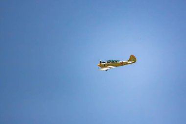 Uçak yerden alçaktan dönüyor. İkinci Dünya Savaşı muharebelerinin yeniden inşası