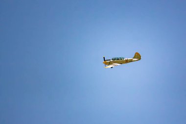 Uçak yerden alçaktan dönüyor. İkinci Dünya Savaşı muharebelerinin yeniden inşası