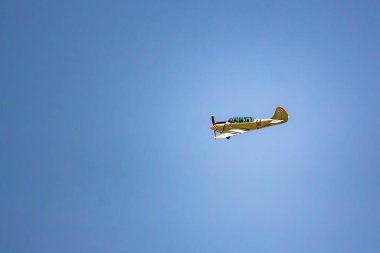 Uçak yerden alçaktan dönüyor. İkinci Dünya Savaşı muharebelerinin yeniden inşası