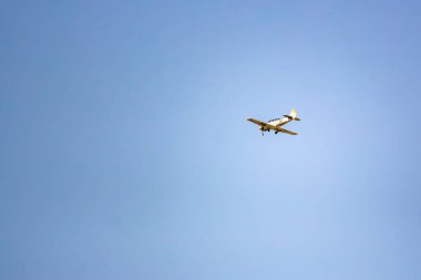 Uçak yerden alçaktan dönüyor. İkinci Dünya Savaşı muharebelerinin yeniden inşası