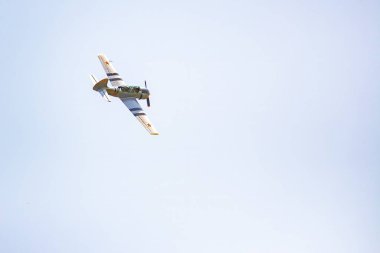 Uçak yerden alçaktan dönüyor. İkinci Dünya Savaşı muharebelerinin yeniden inşası