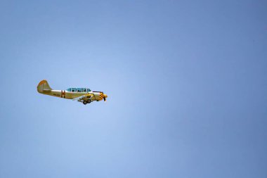 Uçak yerden alçaktan dönüyor. İkinci Dünya Savaşı muharebelerinin yeniden inşası