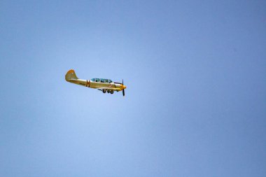 Uçak yerden alçaktan dönüyor. İkinci Dünya Savaşı muharebelerinin yeniden inşası
