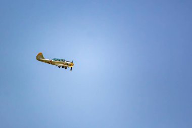 Uçak yerden alçaktan dönüyor. İkinci Dünya Savaşı muharebelerinin yeniden inşası