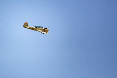 Uçak yerden alçaktan dönüyor. İkinci Dünya Savaşı muharebelerinin yeniden inşası