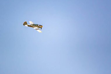 Uçak yerden alçaktan dönüyor. İkinci Dünya Savaşı muharebelerinin yeniden inşası