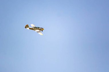 Uçak yerden alçaktan dönüyor. İkinci Dünya Savaşı muharebelerinin yeniden inşası