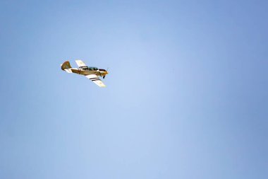 Uçak yerden alçaktan dönüyor. İkinci Dünya Savaşı muharebelerinin yeniden inşası